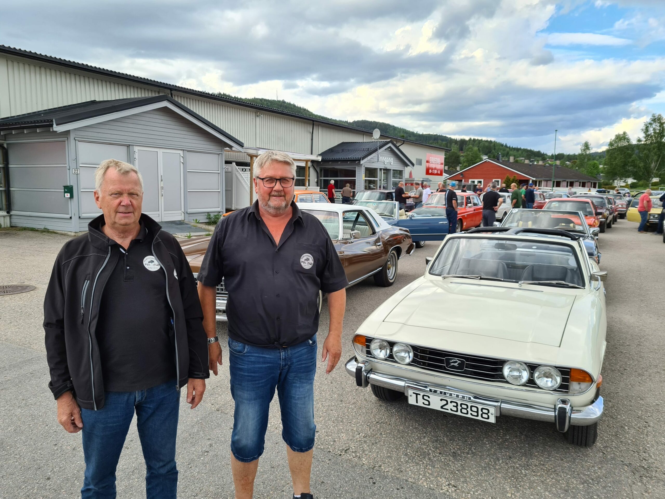 HAR VOKST ENORMT: Det er fem år siden Arve Kristiansen (til venstre) og Steinar Græsmo etablerte Solør Veteran Klubb. Nå teller klubben 142 medlemmer. Lørdag under handelsdagene er de klare for cruising i Kaffegata.