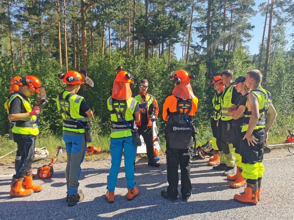 KLARE FOR JOBB: 50 ungdommer skal jobbe i skogene i sommer mellom Stor-Elvdal og Eidskog. Denne uka var de på kurs på Sønsterud.
