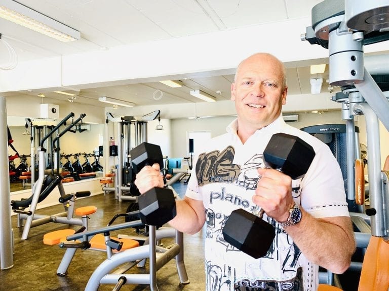 ETTERLENGTET: Mange har lengtet etter å trene på sitt lokale treningssenter. I dag var det en gledens dag på Gym i Gata på Kirkenær og for daglig leder og eier Arne Aarnes. Nå ser han framover. Foto: Liv Rønnaug B. Lilleåsen