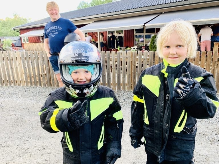 MORO: Sofie Elida (6) og Emil (6) gir motorsykkelturen tommel opp i motorsykkelhanske. Foto: Liv Rønnaug B. Lilleåsen