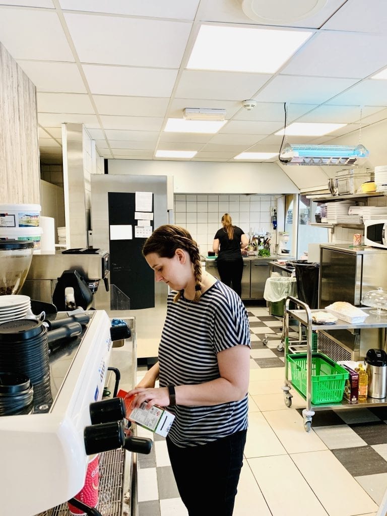 TILBAKE TIL NORMALEN: I løpet av høsten er håpet at de kan ha normale åpningstider igjen og at de begge kan gå tilbake å jobbe 100 prosent. Foto: Liv Rønnaug B. Lilleåsen