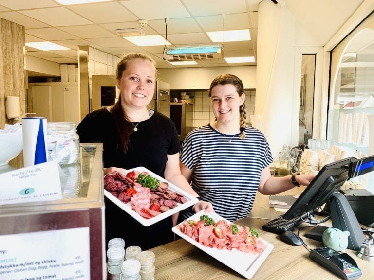 SER FRAMOVER: Helga og Karoline legger en god handelshelg bak seg og ser nå framover. Foto: Liv Rønnaug B. Lilleåsen