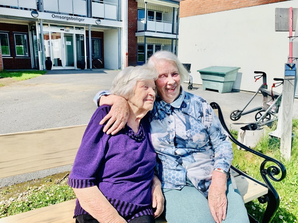 KOSER SEG: Jorunn Smestad (t.v.) og Marit Skyrud ved omsorgsboligene på Grue helsetun har fått to krakker rett utenfor døra si. Foto: Liv Rønnaug B. Lilleåsen