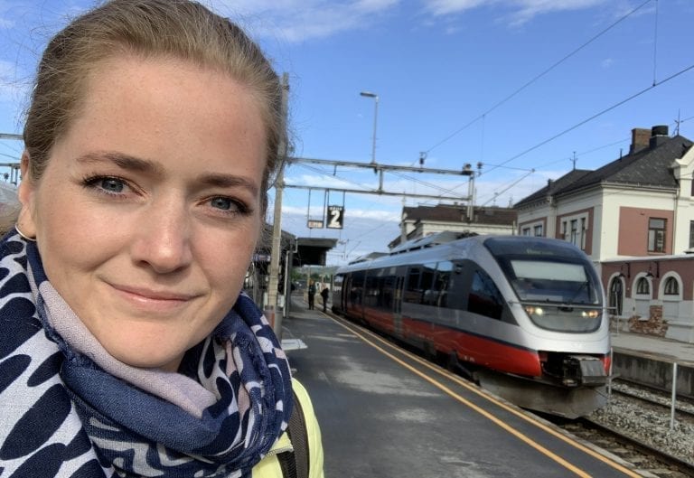 HISTORISK TUR: Stortingsrepresentant Emilie Enger Mehl fra Åsnes Finnskog tok SJ sin første avgang mellom Elverum og Hamar mandag. Hun er skeptisk til at utenlandske aktører inntar norske jernbanespor.