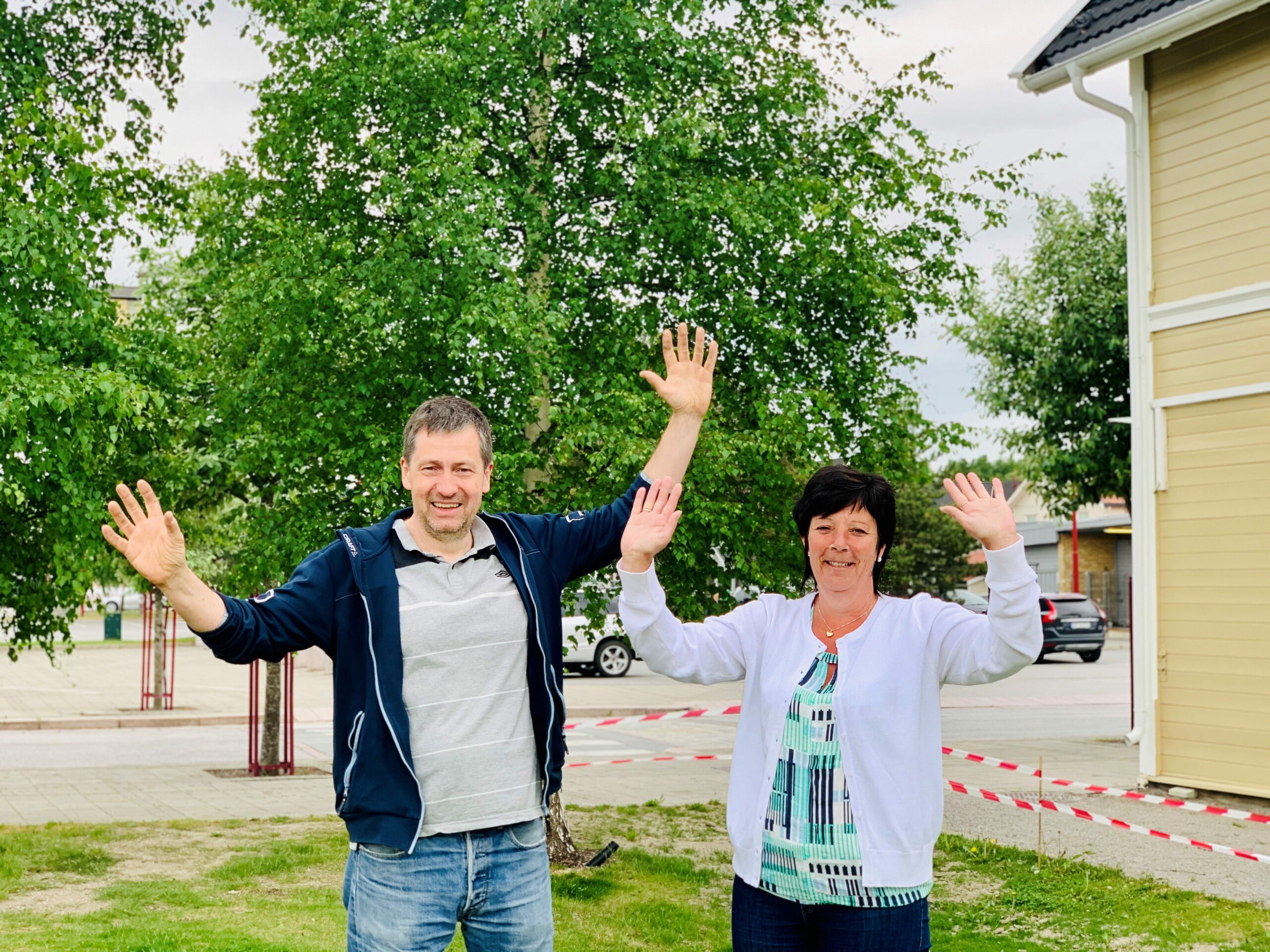 VELKOMMEN: St.Hans-komiteen her ved Stein Amundsen og Aina Nordli ønsker velkommen til en annerledes, men trivelig St.Hans-feiring 19.-20. juni. Foto: Liv Rønnaug B. Lilleåsen