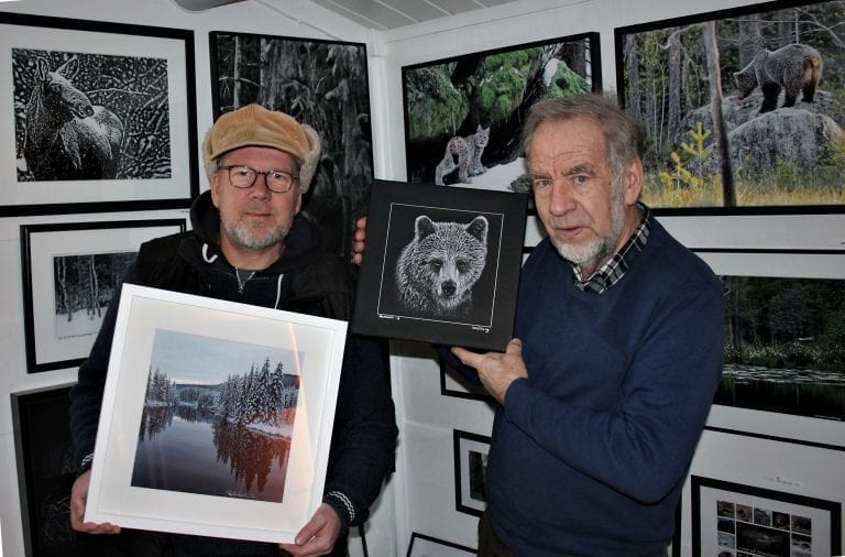 VELKOMMEN TIL SKOGS: Hver søndag i juli kan du oppleve kunst og musikk på Nordre Lønnhaugen. Kjell Ivar Wålberg (til høyre) har fått med seg Roy Lønhøiden både som musiker og utstiller i år.