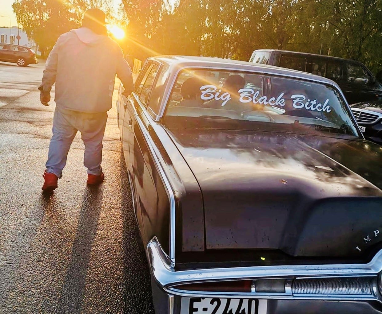 MED DRØMMEBILEN: Lørdag 6. juni er Torodd Overåsberget og hans Big Black Bitch klar for drive in-dag med konserter og kino utenfor Åsneshallen. Foto: Raggarbaumen/Instagram