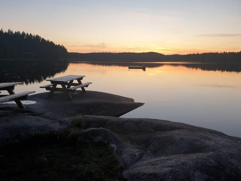 ROLIG OG RYDDIG: Etter at den frivillige vaktordningen ved Baksjøen kom i stand har det ikke vært noe hærverk og fjås på stedet. Vaktordningen fortsetter ut august. Foto: Thor Arnstein Berg.