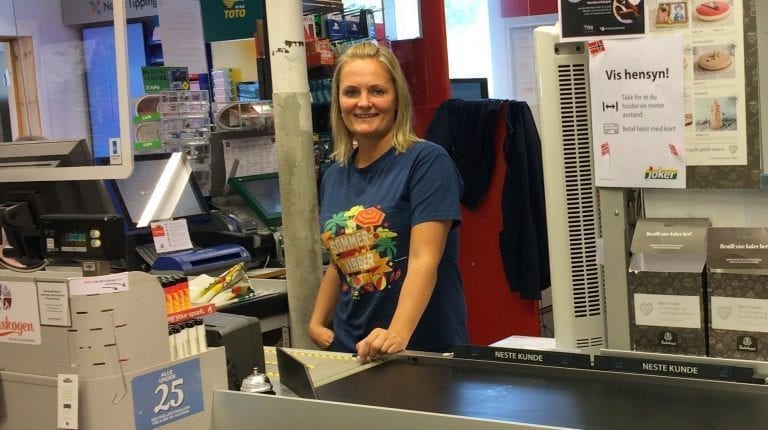 HAR REDDET BUTIKKEN: Stengt grense har reddet butikken på Svullrya fra avvikling. Susanne Larsen er glad for at butikken nå har fått en økonomisk buffer til grensene åpner igjen.