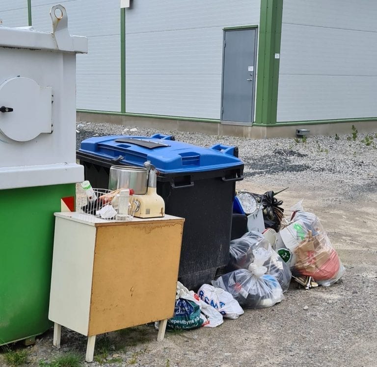 SLIK KAN VI IKKE HA DET: Ved hytterenovasjonen på Grinder flyter søplet. Hytteeier, Mari Kluge Johnsen, er oppgitt over folks holdninger. Hun minner om at det er åpen gjenvinningsstasjon daglig i Kongsvinger.