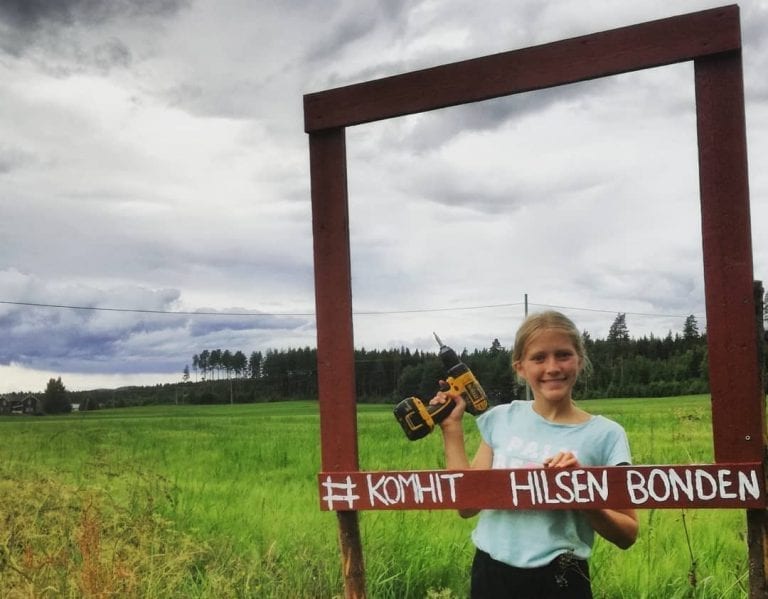 VILLE VÆRE MED: 12 år gamle Mathilde Folkvord Mehl ville være med på kampanjen til Norges Bondelag, og har selv laget denne rammen som rammer inn et jordbruksområde i Skalbukilen på Åsnes Finnskog.