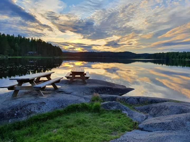 EN PERLE: Baksjøen i Gjesåsen er en badeperle om sommeren. Her blir vanne fort varmt. Foto: Michael Isaksson.