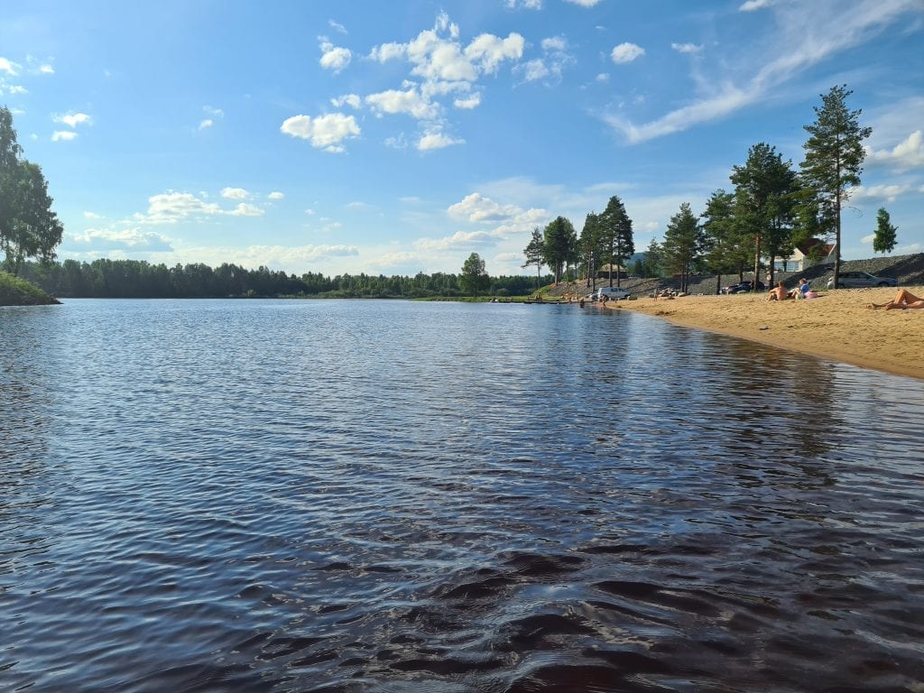 FANTASTISK BADESTRAND: Ved badestranda er det tilkjørt ny sand, og stranda strekker seg langt langs Flisaelvas bredd hvor Flisaelva møter Glomma ved Færder.