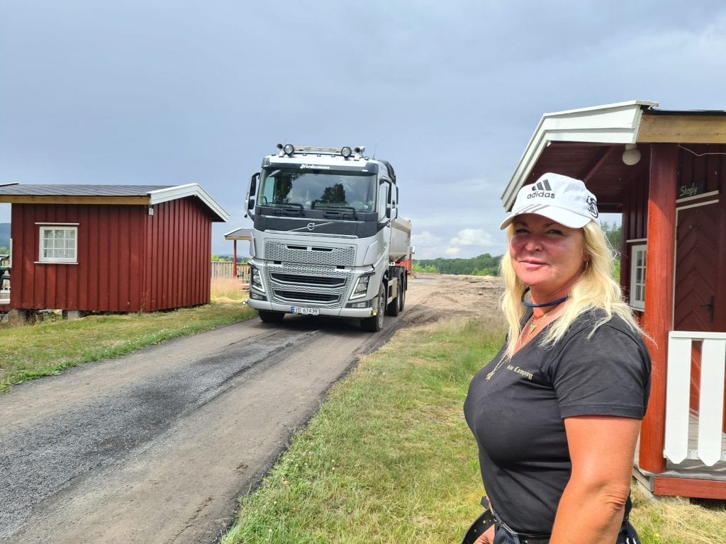 FYLLER OPP: Lisbet takker næringslivet i området som bidrar med fyllmasse til det nye oppstillingsområdet.