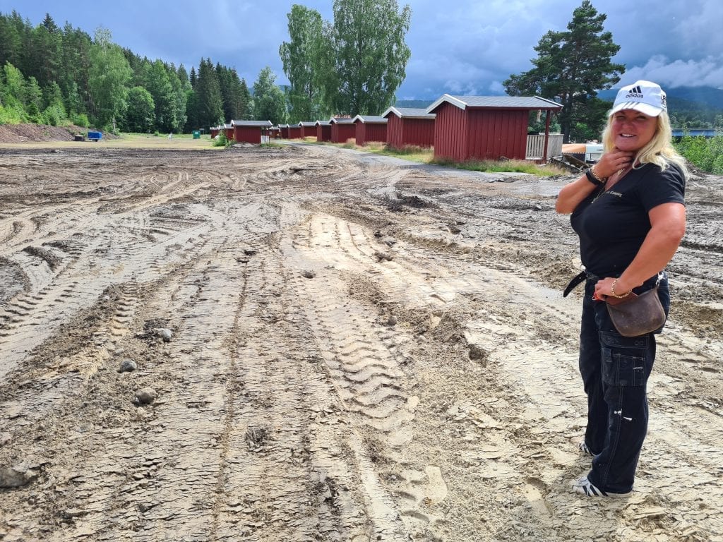 UTVIDER STORT: Støa Camping på Braskereidfoss utvider stort. Lisbet Frisendal viser frem deler av området som blir til oppstillingsplasser for campingvogner og bobiler.