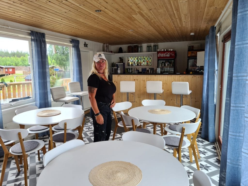 EGEN PUB: Puben på Støa Camping er oppkalt etter tidligere driver Osvald Støen, og heter «Osvalds». Hit er både campinggjester og lokale gjester velkommen.