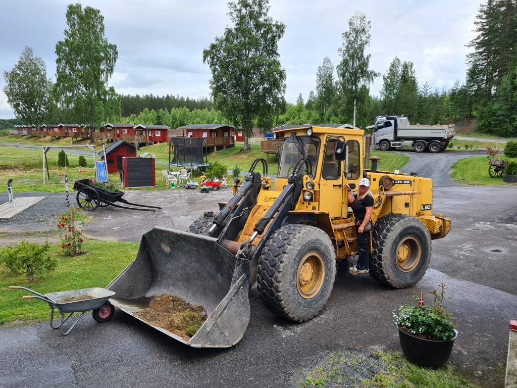 HAGETRAKTOR: På en liten campingplass blir det varierte oppgaver. Innkjøp av egne maskiner gjør jobben enklere. Lisbet Frisendal viser frem det hun kaller «hagetraktoren» sin.