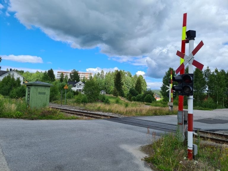STOPP, SE, LYTT: Planovergangen ved Flisa stasjon er sikret, men Solørbanen har svært mange usikrede planoverganger. Du må alltid stoppe, se og lytte etter tog.