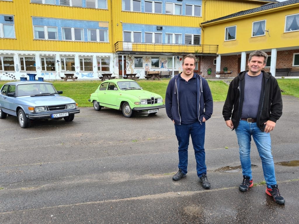 GOD PLASS: Uteområdet på Kilskula har god plass til veterankjøretøy. Steffen og Kåre Olav håper på minst 100 kjøretøy på klubbens første treff.
