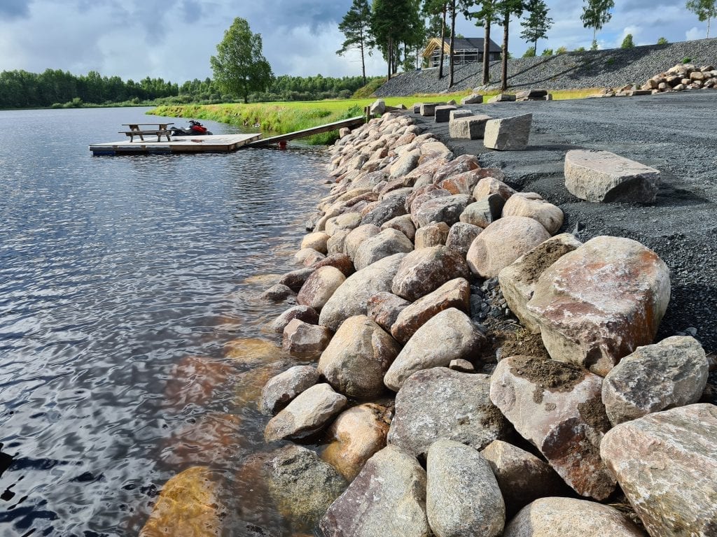 SKAL FORLENGES: Langs hele gressletta skal det anlegges steiner, slik at området får et mer maritimt utseende.