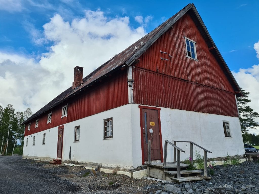 SKAL BLI RESTAURANT: Den gamle låven på Færder Camping skal totalrenoveres. Her skal det bygges restaurant og selskapslokale med stort uteserveringsområde. Arbeidet starter i høst.