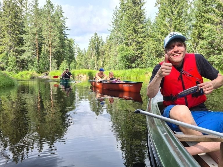 PASSER FOR ALLE: Padling på Kynna er trygt, gir en villmarksfølelse og passer for alle. Øystein Olufsen er storfornøyd med sin første padletur i vassdraget.