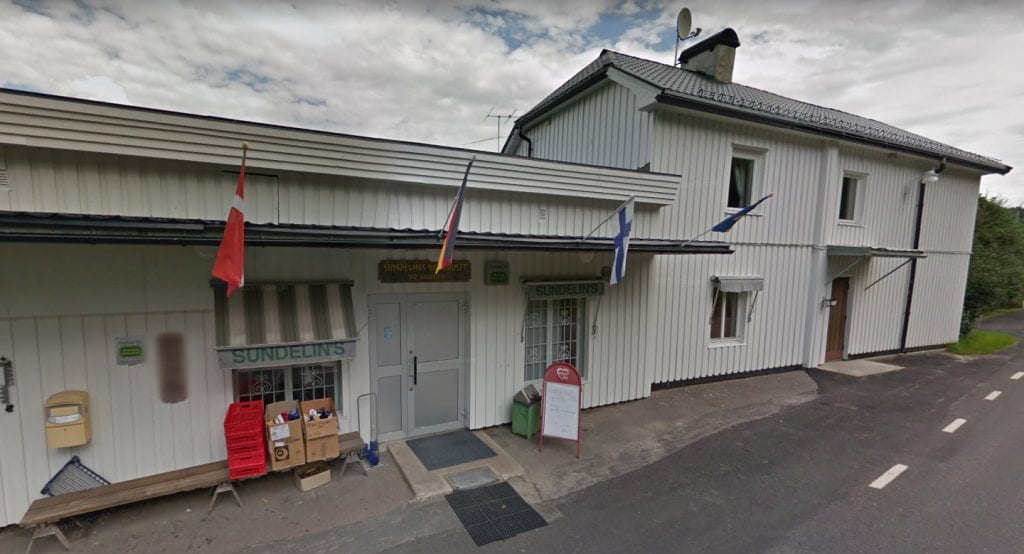 FORTSETTER LIKEVEL: Sundelins Handel rett over grensa for Grue Finnskog får likevel selge polvarer fra Systembolaget. Dermed har de bestemt seg for å drive grensebutikken videre. Foto: Google Maps.