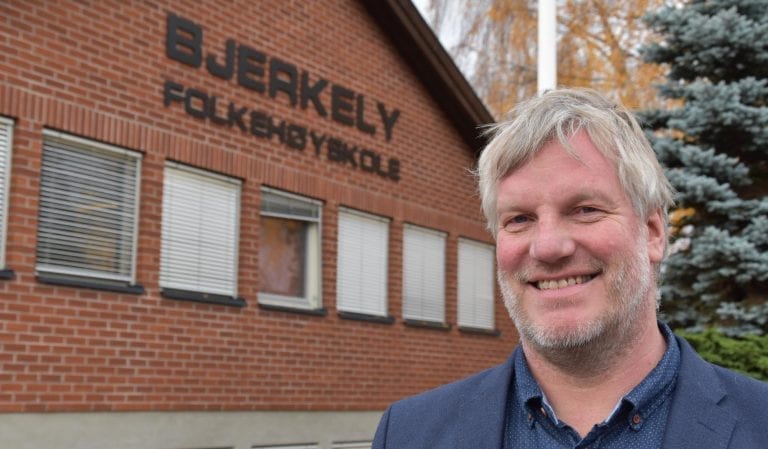 GODE TIDER: Folkehøyskolene i Norge opplever svært gode søkertall. Slik er det også på Arneberg, og rektor ved Bjerkely Folkehøyskole, Per Kristian Hammer, ser positivt på fremtiden for skolen.