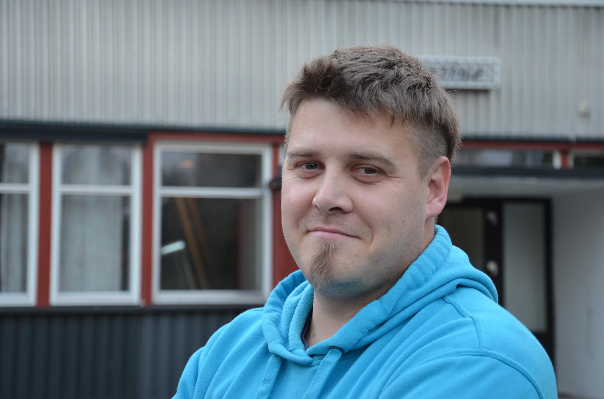 SKAL FÅ FOLK TIL Å LE: Torsdag har Henning Myrer premiere på sitt første standupshow på Nabo'n i Våler. Det inneholder blant annet det beste fra fire år som standupkomiker på ulike scener i Norge.