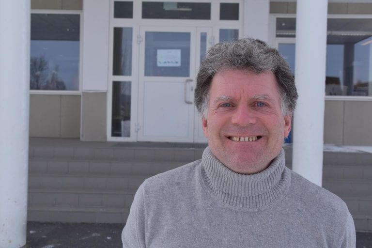 SØKER NYE UTFORDRINGER: Øystein Hanevik slutter som rektor ved Grue barne- og ungdomsskole, og startet i ny jobb ved Norges Natur- og Økologigymnas på Koppang 1. august. Nå søkes det etter hans etterfølger.