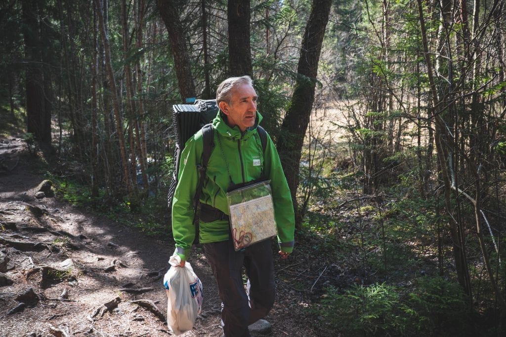 BER FOLK TA ANSVAR: Lasse Heimdal mener det er på tide at alle tar ansvar for seg selv og plukker med seg sin egen søppel. Foto: Gard Eirik Arneberg / Norsk Friluftsliv