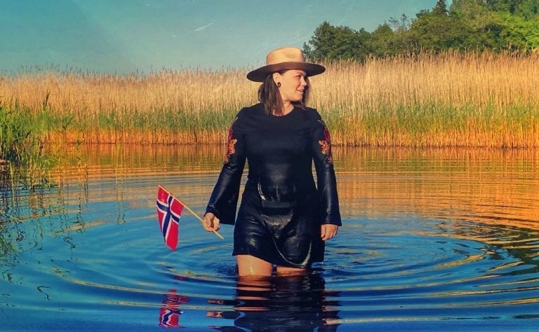 HYLLER NORGE: Erika Jonsson er aktuell med låta «Lillebror». Mottakelsen er svært god på begge sider av grensen.