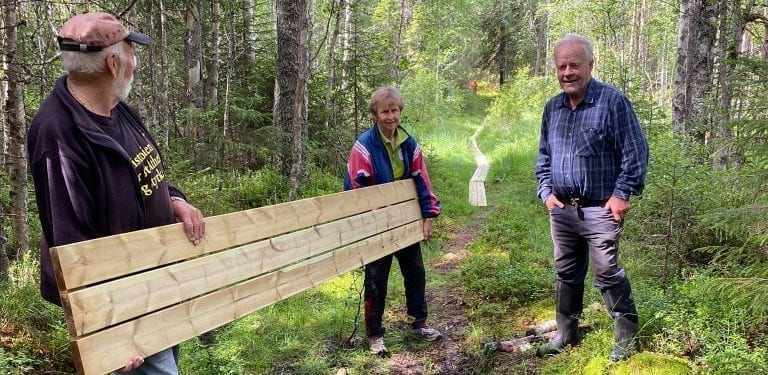 RUSTER OPP: Fredag ble myra nedenfor Rostille i Risberget Rundt-løypa belagt med klopper/lemmer slik at man slipper å bli kliss våt når man løper over. Bildet viser dugnadsgjengen som la ut klopper. Agnar Bølla, Bjørg Risberg og Torleif Bølla. Foto: Erik Øsmundset, Risberget Turforening.