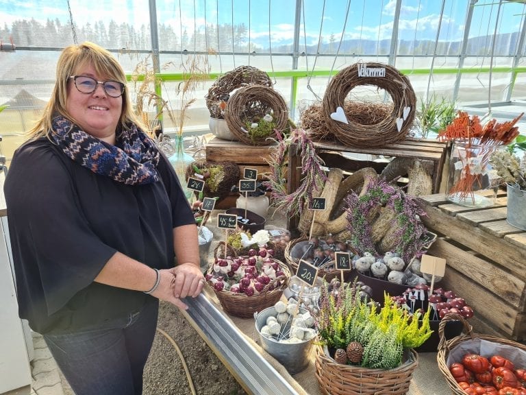 MANGE MULIGHETER: Selv om sommerblomstene snart må ned er det mange muligheter for å pynte opp hjemme. Siw Monica Holth ved Grindaker gartneri hjelper gjerne folk på veg.