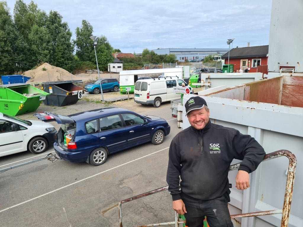 FULL FART PÅ KIRKENÆR: Solungene har brukt koronatiden til å rydde hjemme. Christian Midtsundtsad forteller om full fart på alle tre gjenvinningsstasjonene til Solør Renovasjon. Her fra åpningsdag på Kirkenær.