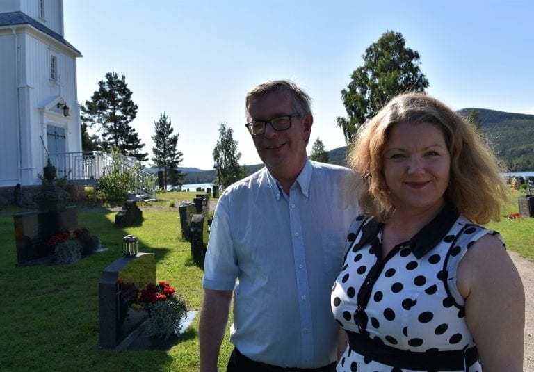 GLEDER SEG: Sopran Eva Vermundsberget og musiker Øivind Roos ser fram til å holde konsert i Åsnes Finnskog kirke igjen, idyllisk ved bredden av Vermundsjøen.