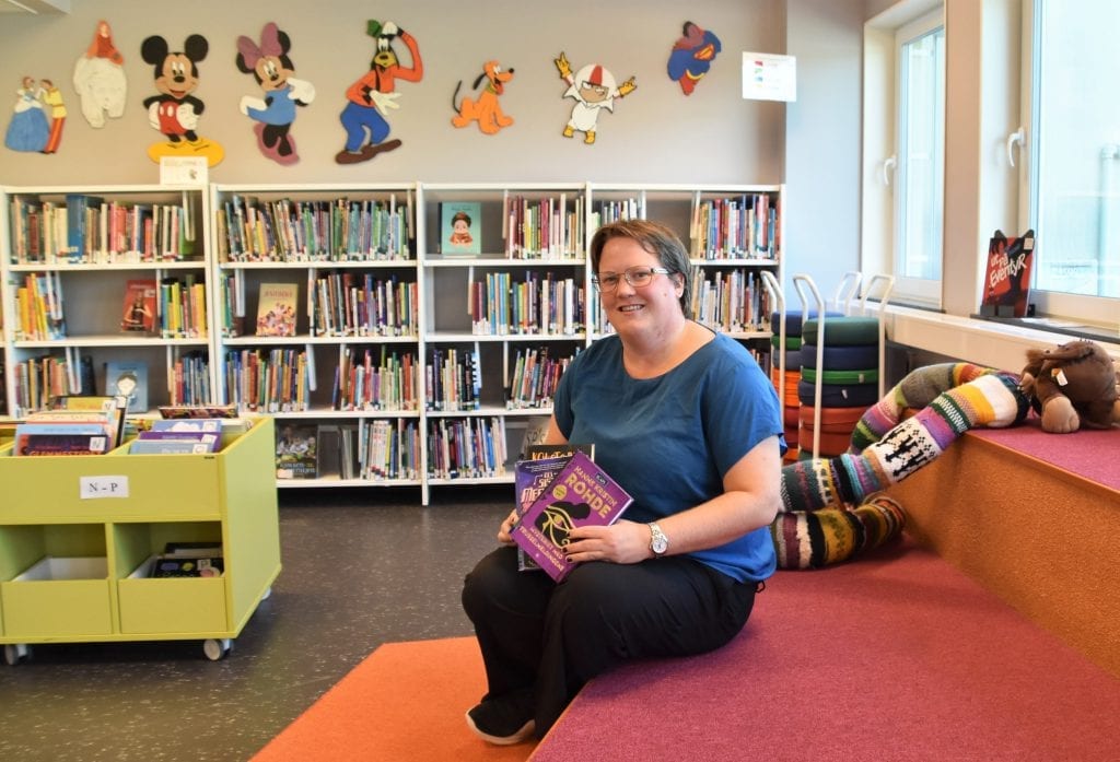 NÆRMER SEG SLUTTEN: Årets sommerles går mot slutten. Biblioteksjef i Grue, Kaia Svaan, mener kampanjen får barneskoleelevene til å opprettholde lesingen gjennom sommerferien. Foto: Mari Nyberget.