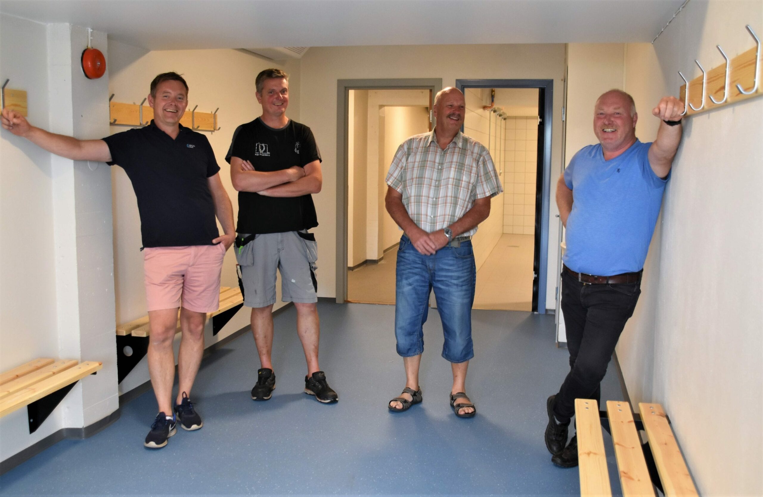 NYE GARDEROBER: Prosjektleder Håvard Paulsen (fra venstre) og formann Roar Løkhaug fra P&L Byggmesterforretning AS, leverte fra seg Åsneshallen med nyoppussede garderober til kommunen ved prosjektleder Terje Skymoen og byggleder Bjørn Benny Åslie.