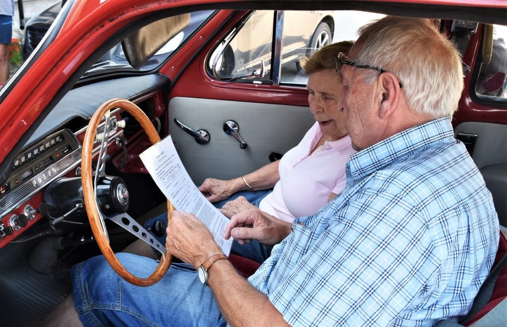 MYE Å SNAKKE OM: Laila Juvberget og Per Engseth ser på den gamle kjøpskontrakten. Gunnar Juvberget hadde bilen fram til 1965. Engseth kjøpte den i 1979.