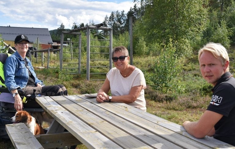MER AKTIVITET: Torunn Knudsen (fra venstre), Ragnhild Hjelmervik og Bjørnar Amundrud på lekeplassen i Nordaberget som snart får en oppgradering.