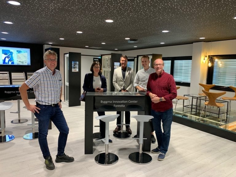 HOS FORESTIA: Administerende direktør for Forestia Terje Sagbakken (f.v.), kommunestyrerepresentant for Venstre i Kongsvinger Inger Noer, konsernsjef i Byggma-gruppen og styremedlem i Foresta Geir Drangsland, leder i Åsnes Venstre Kristian Botten Pedersen og leder for energi- og miljøkomiteen på Stortinget Ketil Kjenseth.