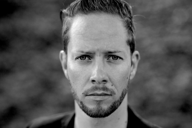 HAR FUNNET SEG TIL RETTE: Det er 2,5 år siden Tommy Skoglund flyttet fra byen og til Drevsjø. Her finner han stillheten og inspirasjonen.