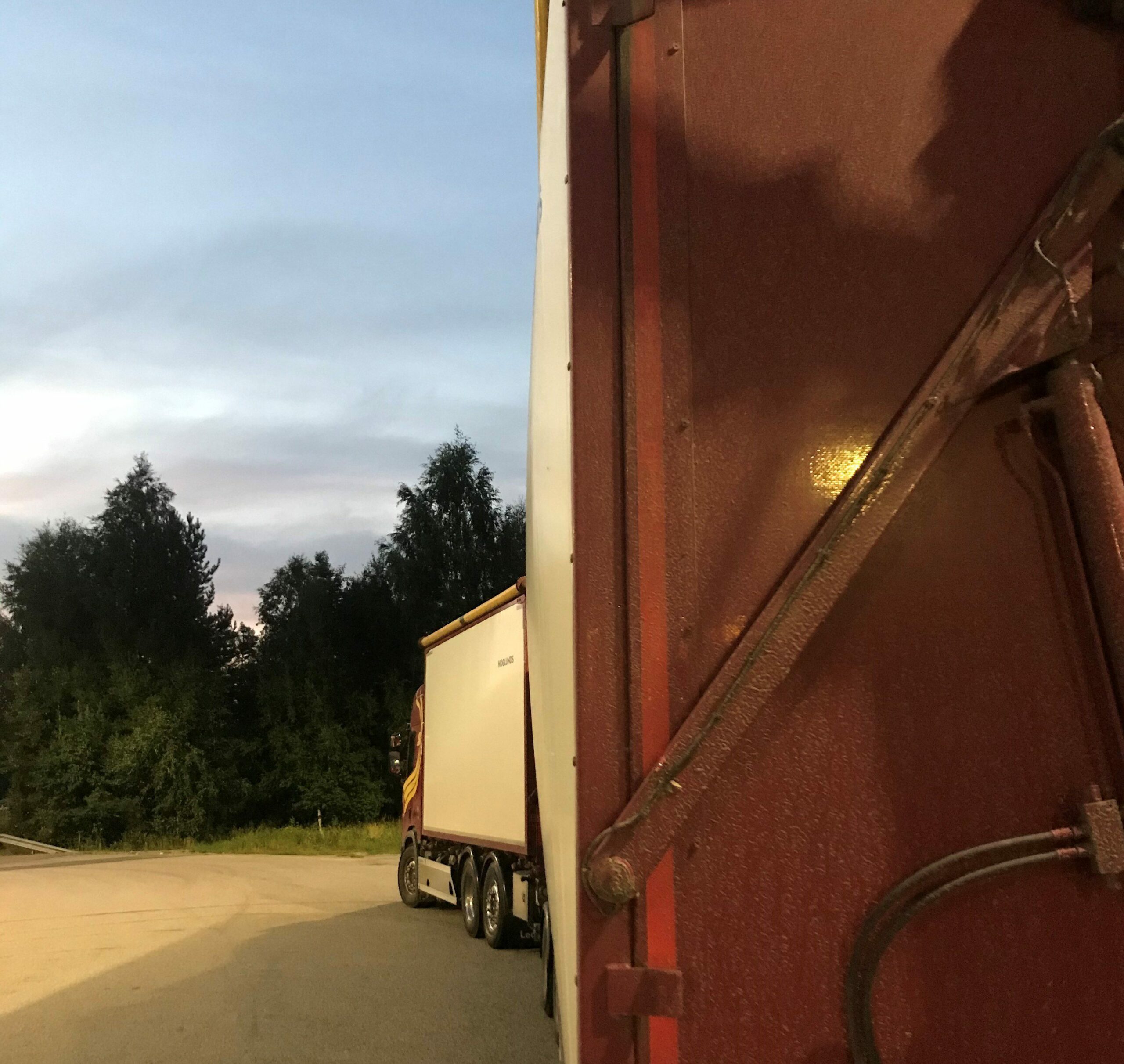 SLITEN FLISHENGER: Veggen buler på denne slitne flishengeren som Statens vegvesen stoppet på Namnå natt til onsdag. Foto: SVV