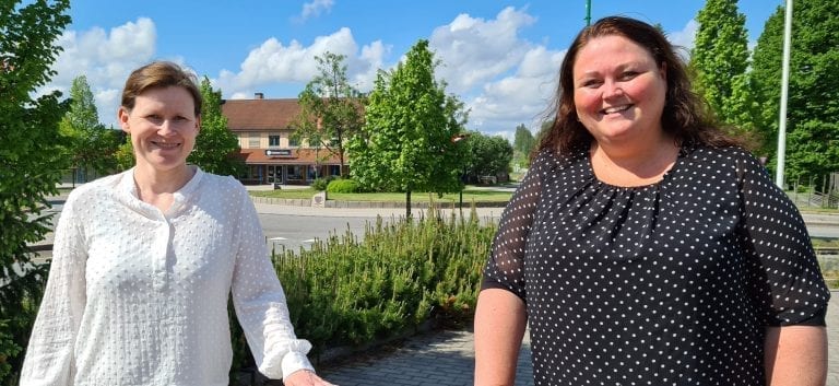 HAR KONTROLL: Det er påvist ny koronasmitte i Åsnes, og det er kontroll på smittesporingen. Kommuneoverlege Jorunn Slettli (til venstre) og ordfører Kari Heggelund ønsker den smittede god bedring. Bildet er hentet fra arkivet og tatt i en annen sammenheng.
