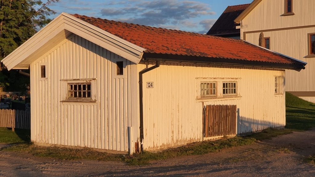 RUSTES OPP: Kapellet ved Åsnes menighetsråd skal rustes opp både utvendig og innvendig. Ann-Kristin Botten Øwre oppfordrer flere til å bli med på dugnad onsdager og torsdager fremover.