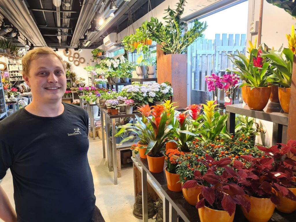 UTVIDER LOKALENE: Når Frisørhjørnet flytter overtar Interflora Marihøna lokalene. Chris André Tjernsli Hansen ser frem til utvidelsen.