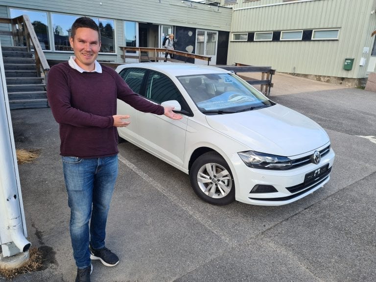 STÅR VED BJØRKHEIM: Denne bilen får ny eier snart. Ved Bjørkheim kan du beskue hovedpremien i årets billotteri. Styreleder i Flisa Allianseidrettslag, Carl Christian Heiberg, håper mange kjøper lodd i innspurten av årets lotteri.