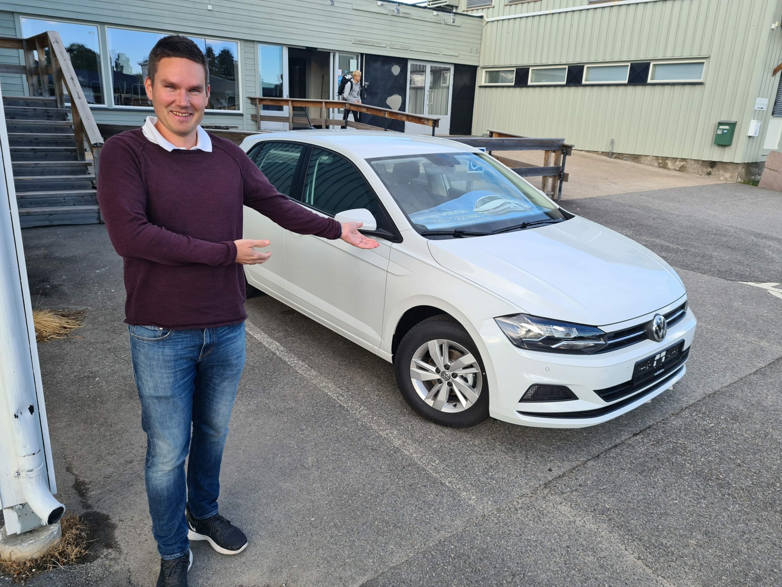STÅR VED BJØRKHEIM: Denne bilen får ny eier snart. Ved Bjørkheim kan du beskue hovedpremien i årets billotteri. Styreleder i Flisa Allianseidrettslag, Carl Christian Heiberg, håper mange kjøper lodd i innspurten av årets lotteri.