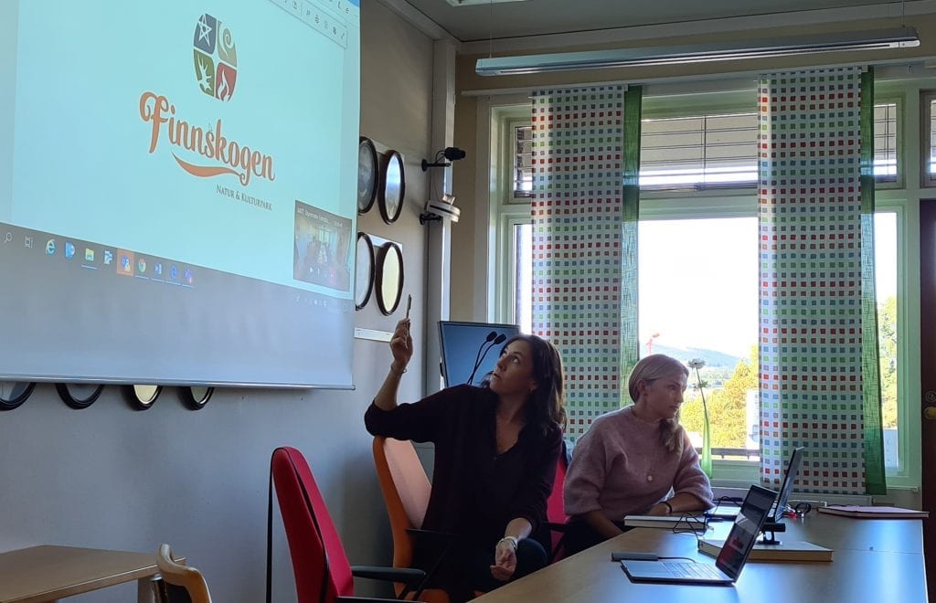 NY DESIGNPROFIL: Flisa Trykkeri står bak den videreutviklede logoen til Finnskogen Natur & Kulturpark, og de lokale logoene som kan lages. Ida Westvang (foran) og Ane Marte Fjeldseth orienterte styret i parken torsdag 10. september.
