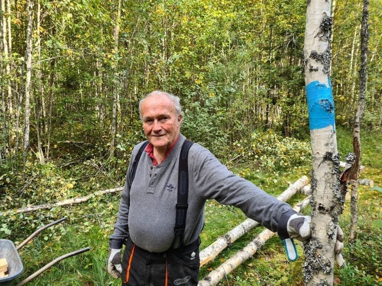 TRENGER FLERE HJELPERE: DNT Finnskogen og omegn avd. Solør søker flere som kan bli med å holde stier ved like. Knut Larsson har ansvaret for denne stien ved Trangenpasset, og sier det å være stifadder gir glede for både han og andre.